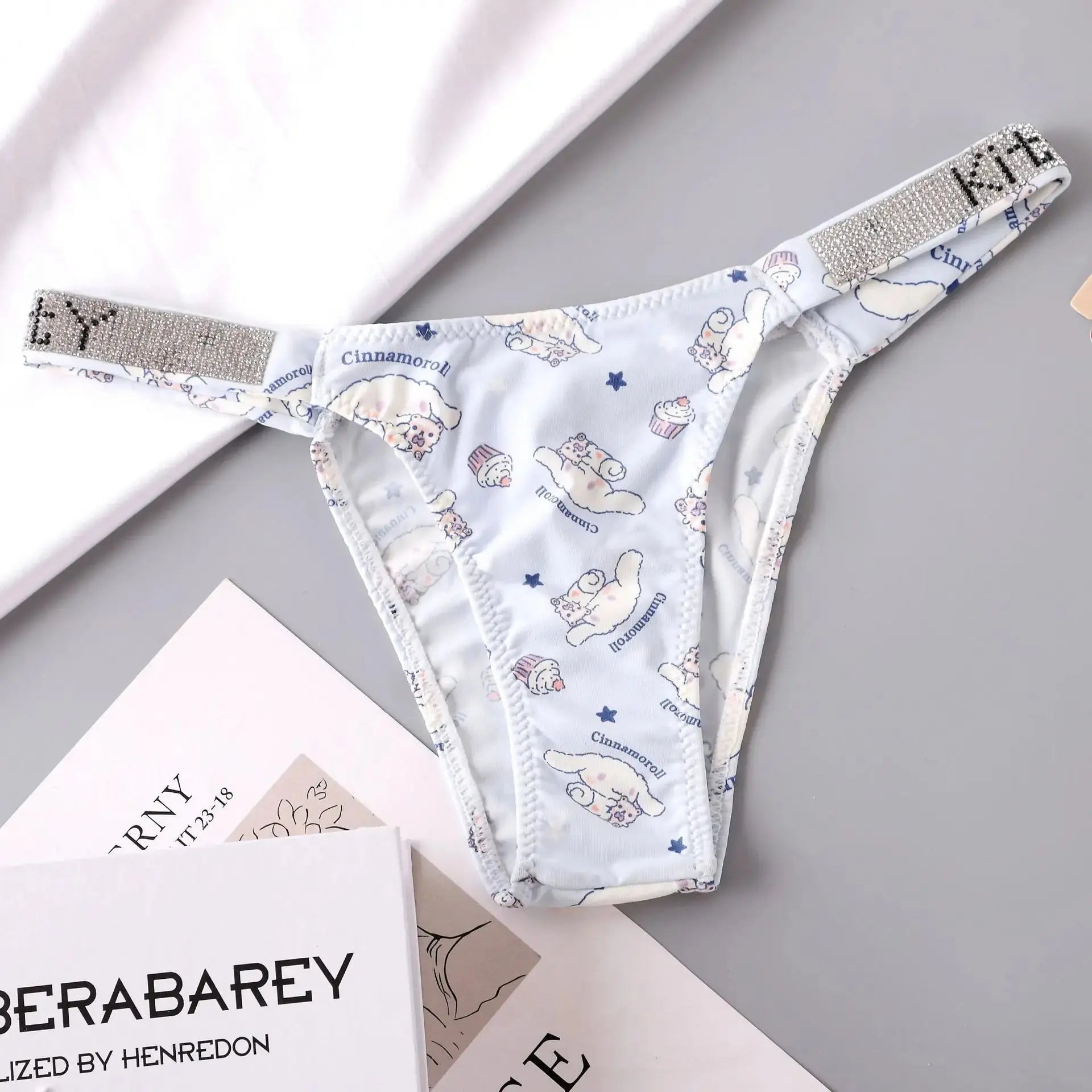 Kawaii Tanga Damen – Hello Kitty Anime Panties mit Strass - Erofantasy